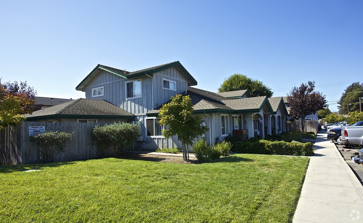 Primary Photo - Sunshine Village Apartments