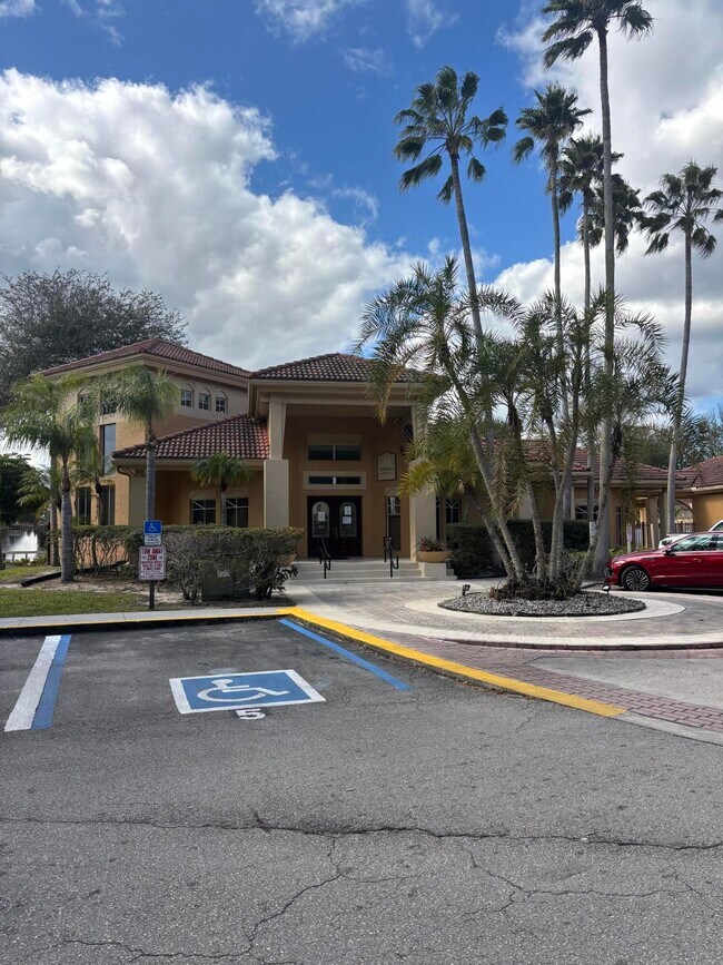 Foto del edificio - 4831 Via Palm Lakes