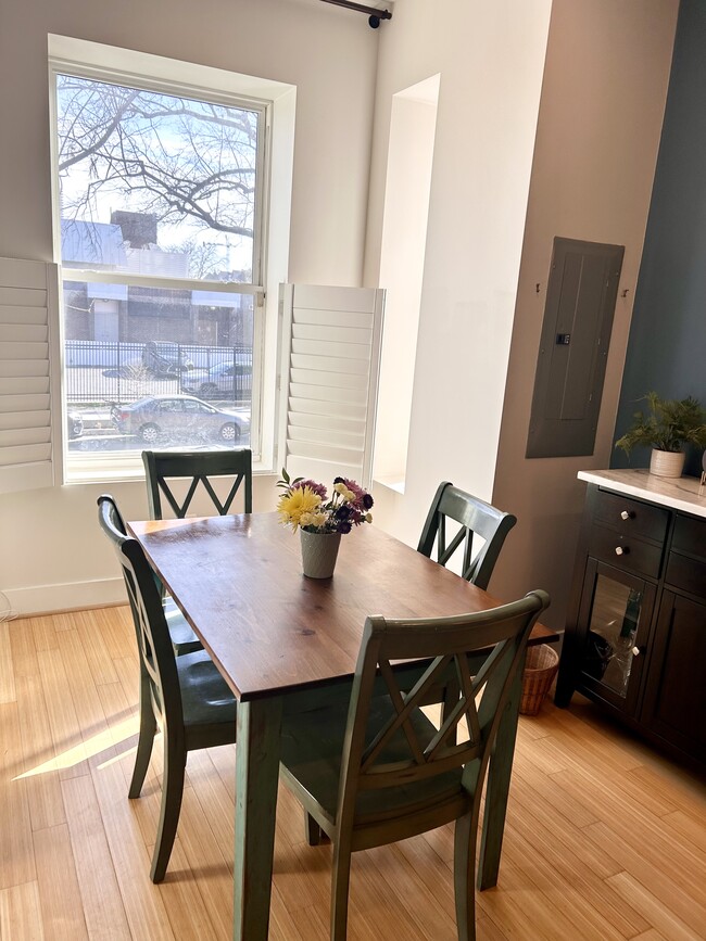 Área de comedor con ventana panorámica extragrande - 1241 Kenyon St NW