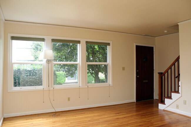 Building Photo - Character-Rich 2 Bedroom Condo in the hear...