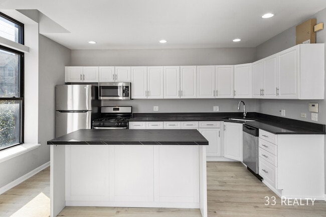 Building Photo - Renovated Huge 3 Bedroom plus Office and 2...