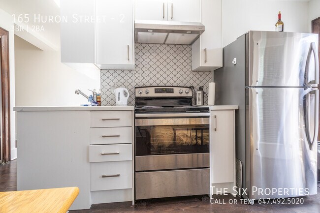 Photo du bâtiment - Three Bedroom Apartment Close to U of T