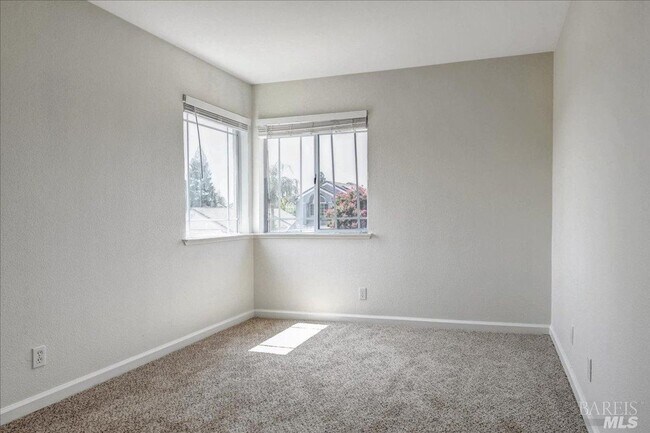 Foto del edificio - Architectural delight! Shows like a model! 4 bedrooms, 2 full baths.