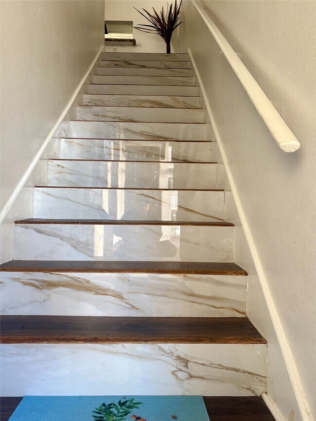 Foto del edificio - 2744 Briarhurst Dr