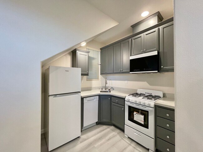 Building Photo - 1 Bedroom, 1 Bath Condo, End Unit, Convenient Napa Location