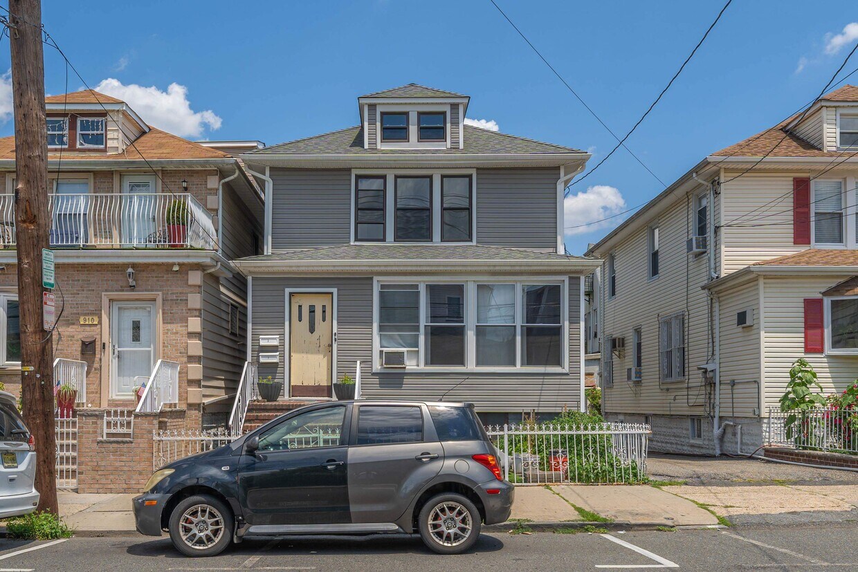 Primary Photo - 906 76th St