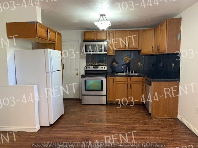 Foto del edificio - 3 bedroom & 1 bathroom beautiful home! Rea...