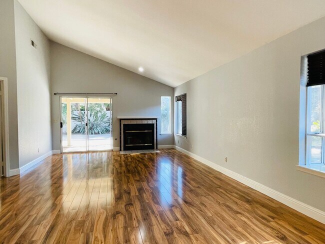 Building Photo - $2,250 Shepherd & Perrin 3 Bedroom, Comm. ...