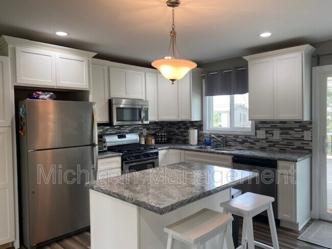 Foto del edificio - 5351 Grass Lake Rd