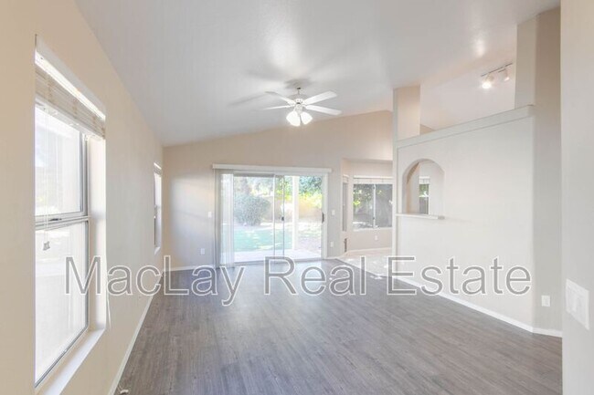 Photo - 213 W Caroline Ln House