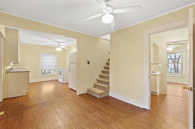 Foto del edificio - 409 W 6th St