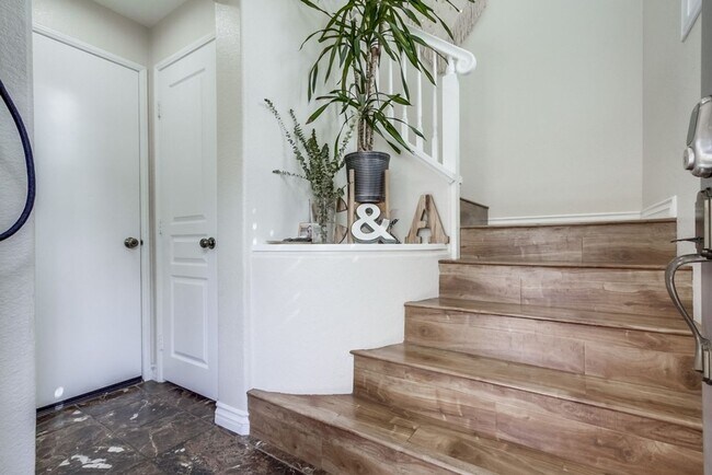 Foto del edificio - Spacious 3 Bed / 3 Bath Townhome with 2-Car Garage in Gated San Marcos Community