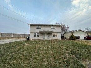 Building Photo - 926 W Belmont Ave