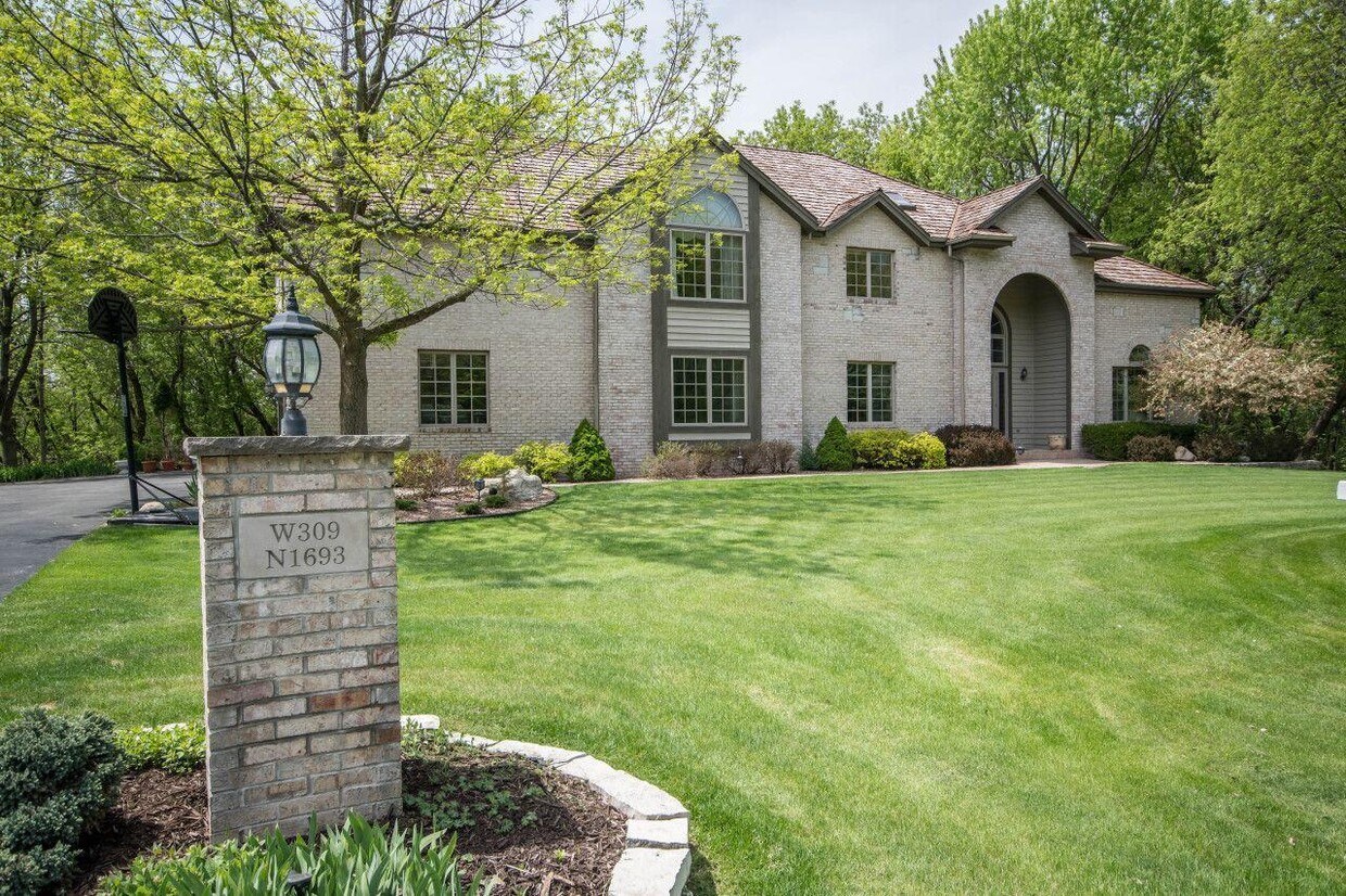 W309N1693 Greywood Ln, Delafield, WI 53018 House Rental in Delafield