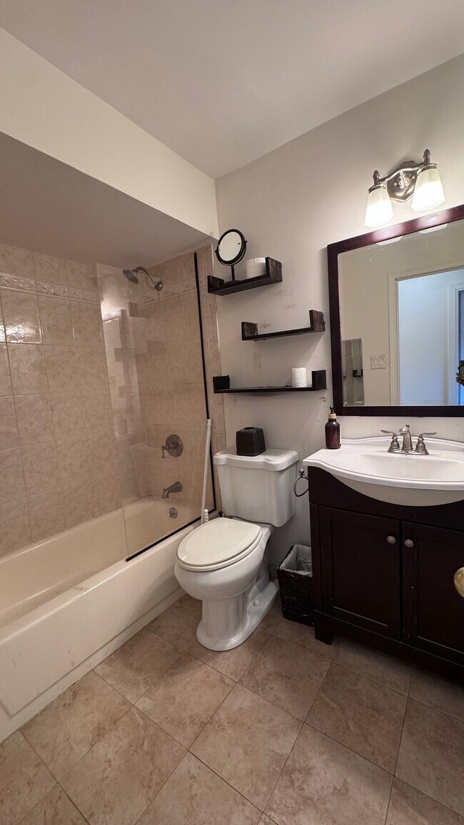 Foto del edificio - 1226 E 82nd St