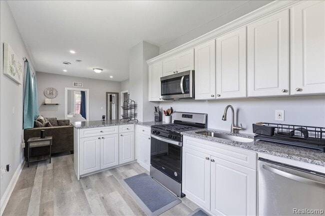 Building Photo - 885 Clairmount Ave