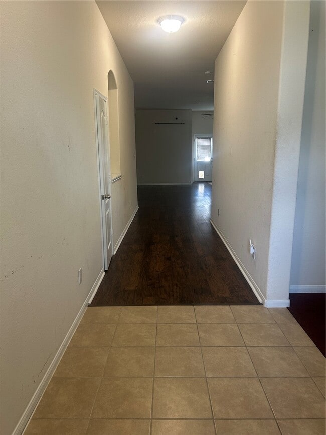 Building Photo - 8407 Broadleaf Ave