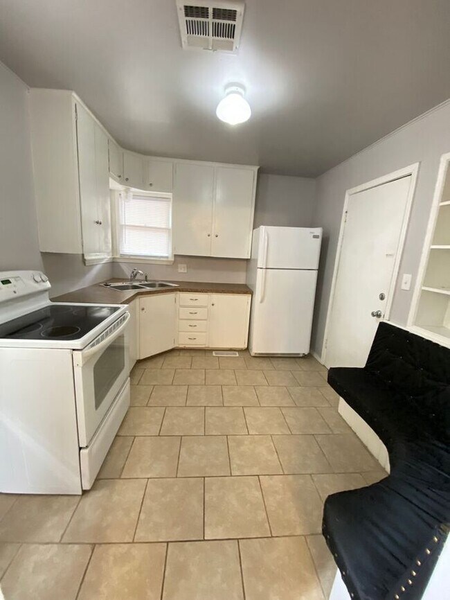Foto del edificio - Cute 2 Bed 1 Bath in The Village