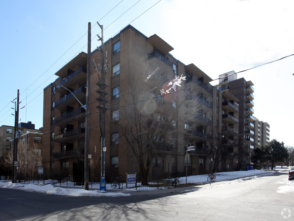 Building Photo - Lloyd-Brook