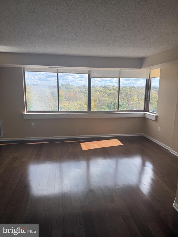 Building Photo - 10101 Grosvenor Pl