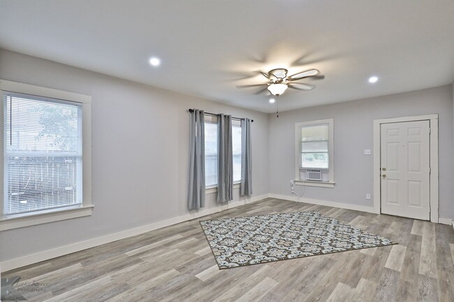 Foto del edificio - 2 bed 1 bath; AVAILABLE NOW!