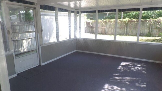 Foto del edificio - 2050-2033 33rd Ave N