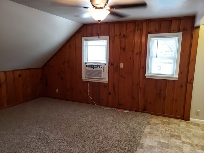 Building Photo - 2 bed 1 bath upper unit in duplex