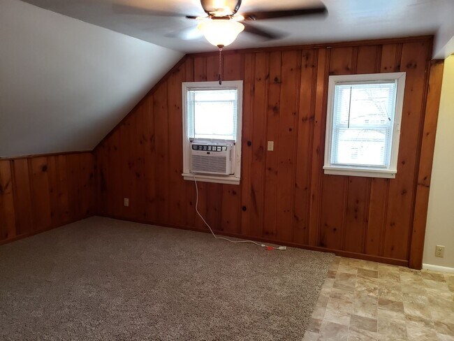 Foto del edificio - 2 bed 1 bath upper unit in duplex