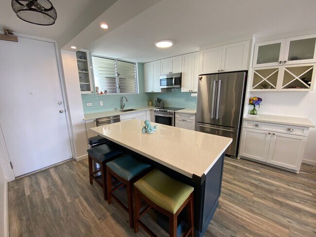 Building Photo - 1717 Ala Wai 2 bedroom 2 bath with 1 assig...