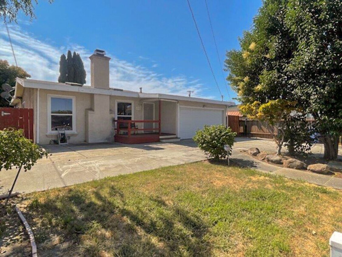 Primary Photo - 3 Bed 2 Bath Home in Newark with Large Bac...