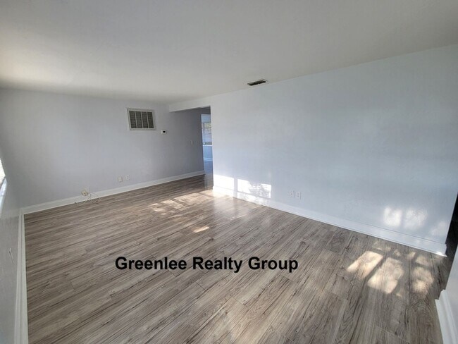 Foto del edificio - Completely Remodeled 2 Bed/1.5 Bath+ Bonus FL Room