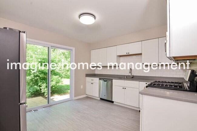 Building Photo - Pet-Friendly 4 Bedroom Home in Eagan!!