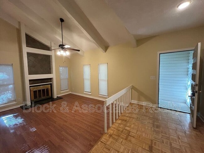 Foto del edificio - 906 Forestglen Dr