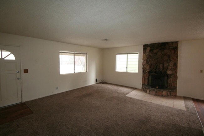 Building Photo - 1017 Sequoia Dr