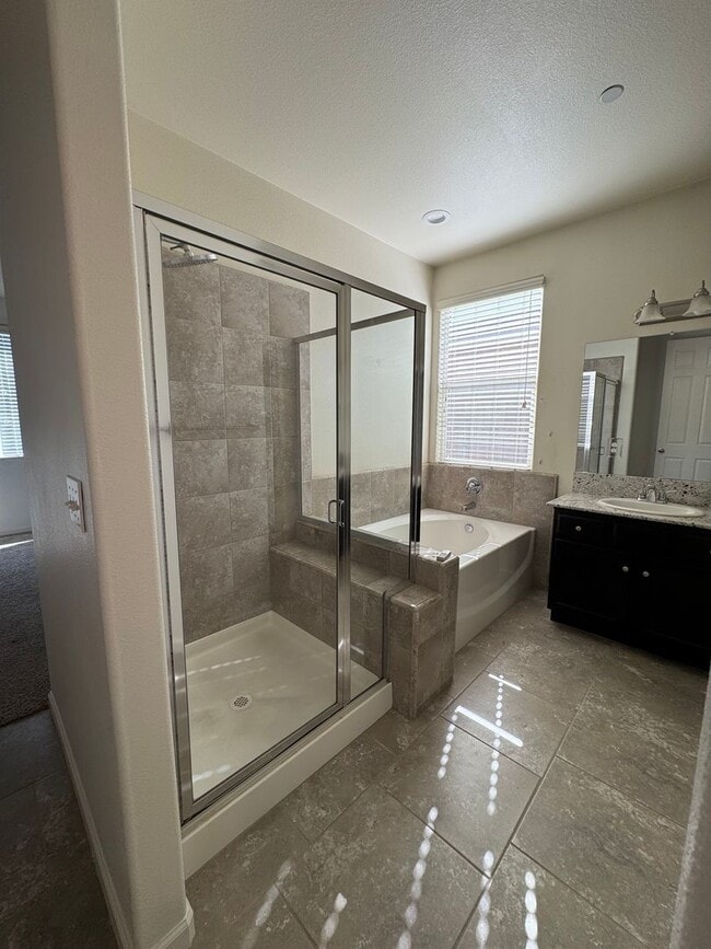 Building Photo - Move-in Ready Clovis Gem!