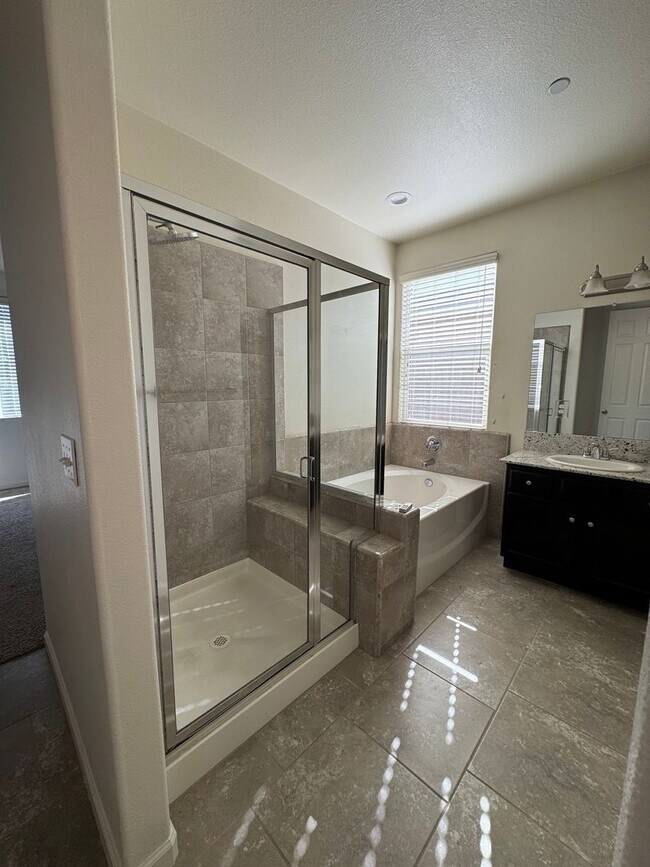 Foto del edificio - Move-in Ready Clovis Gem!