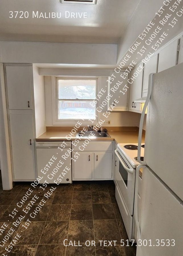 Building Photo - 3-BDR 1.5-BTH Duplex w/ Basement & Garage