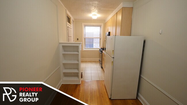 Building Photo - 542 W Surf St