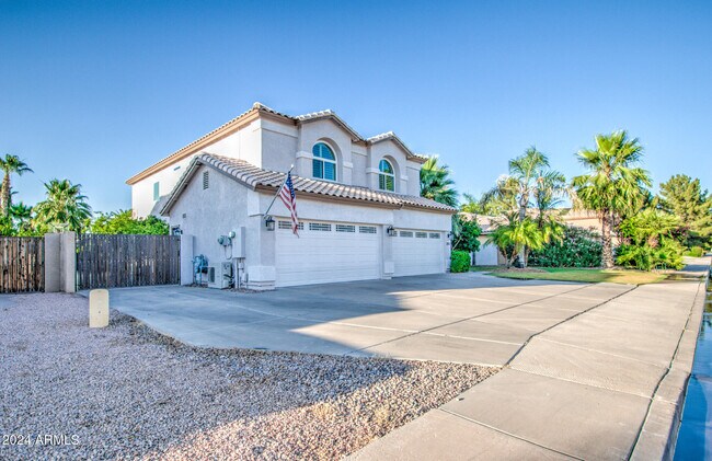 Building Photo - 2072 E Sierra Madre Ave