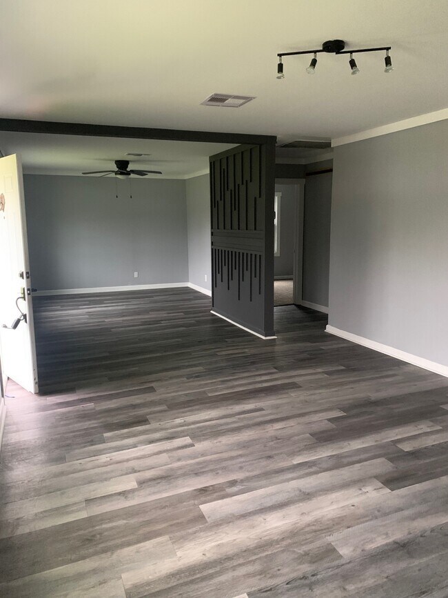 Foto del edificio - 609 Hurst Pl