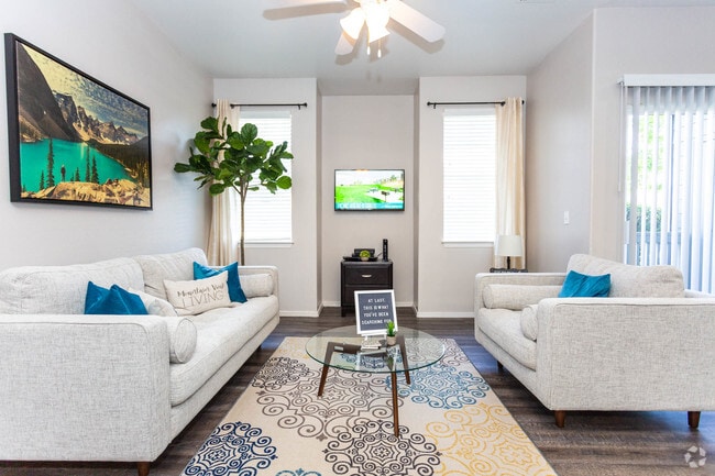 Living Area - Pinnacle Mountain View