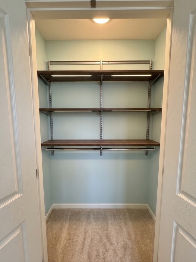 Walking Closet - 840 Ternura Loop