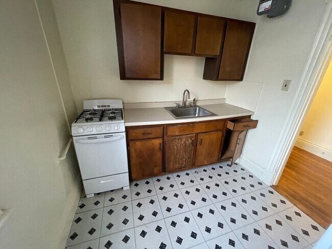 Building Photo - Avl NOW - Large, sunny 1BR corner unit, hot water inc!
