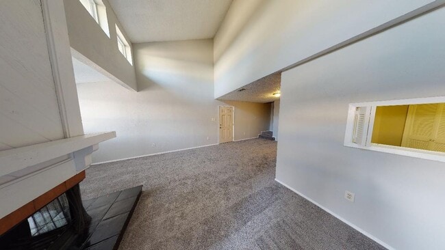 Foto del edificio - Two story townhouse style unit! Bedroom on...