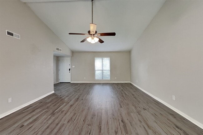 Building Photo - 635 Stonewall Dr