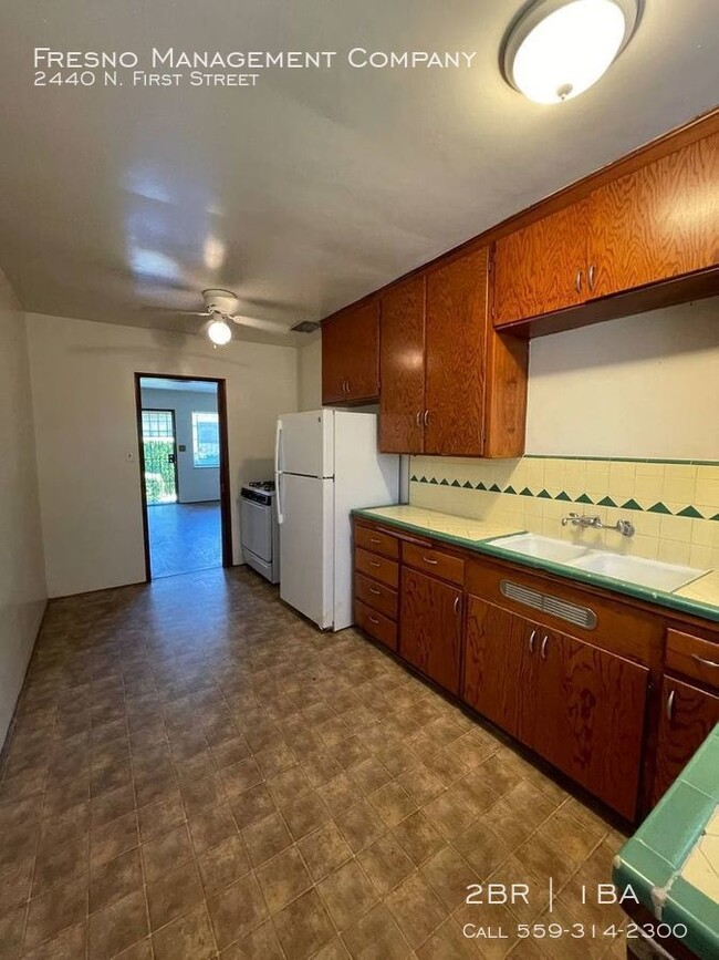 Building Photo - 2 Bedroom Apartment Near First & Clinton!