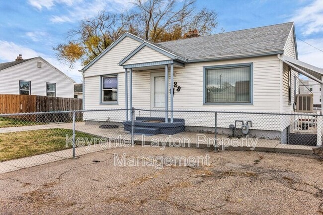 Building Photo - 12 S Lakeview Dr