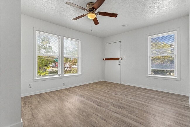 Foto del edificio - 3540 Burton Ave