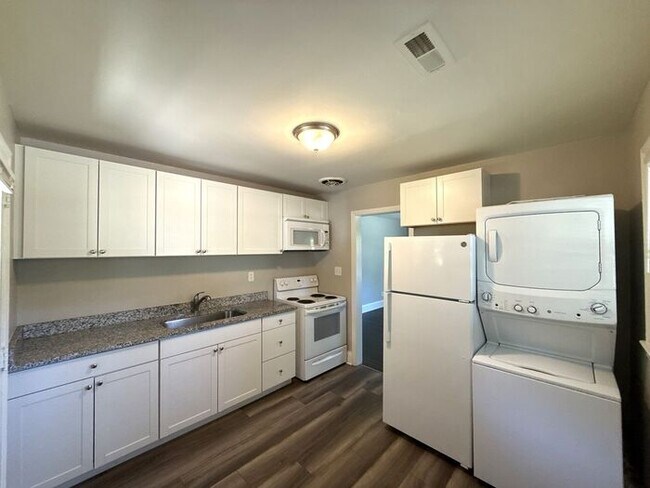 Foto del edificio - T.R. Lawing Realty Property