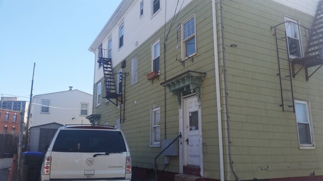 Building Photo - 25 Weeden St